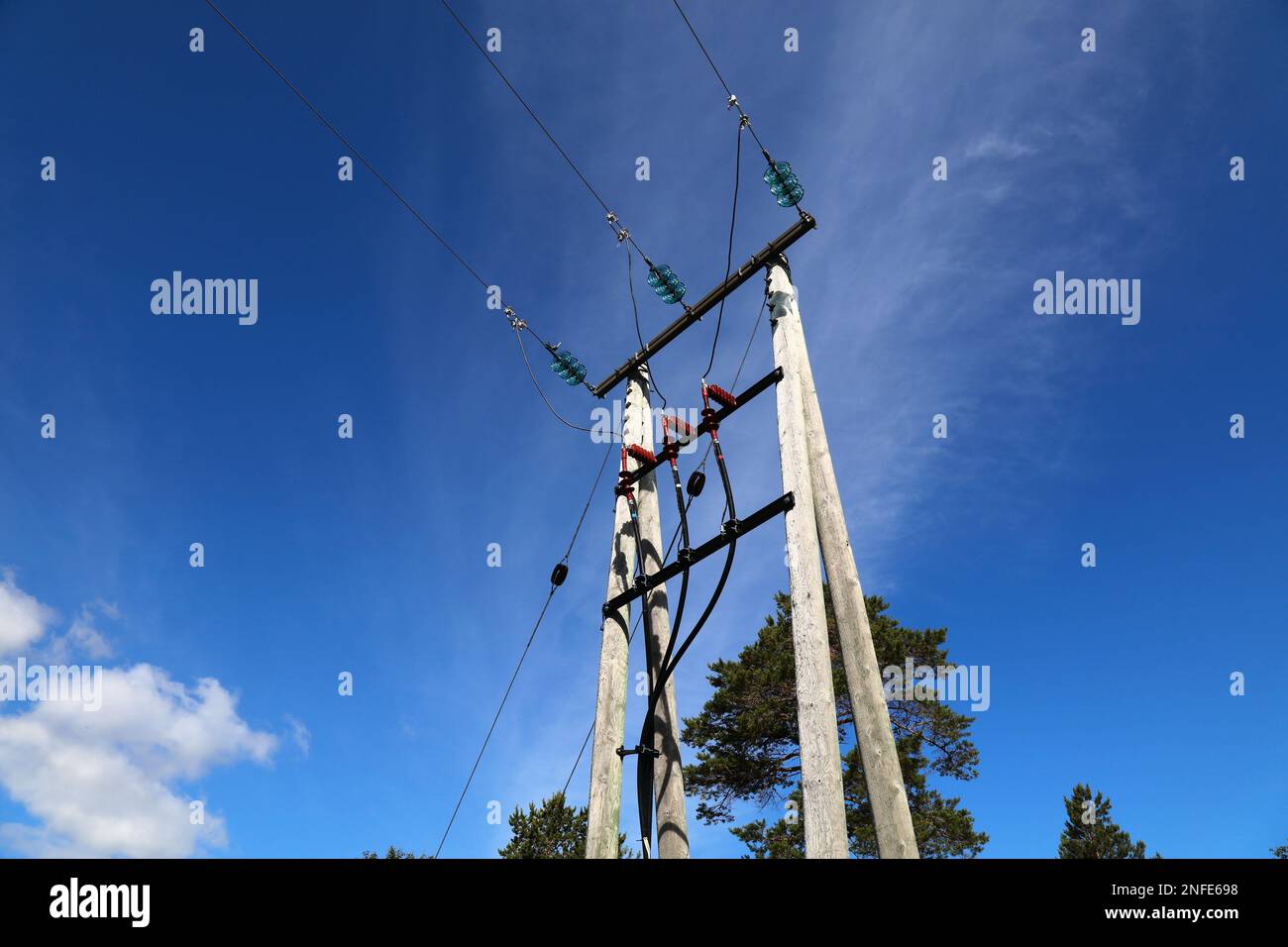 Réseau électrique en Norvège. Poteau électrique en bois avec isolants en verre. Banque D'Images