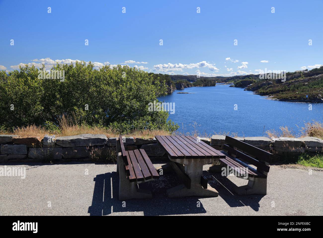 Oygarden, Norvège. Table de pique-nique avec vue. Été en Norvège. Banque D'Images