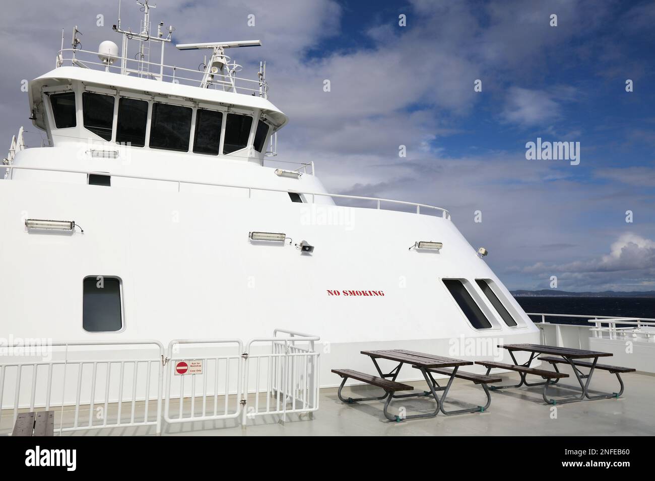 Traversée en ferry pour le fjord de Norvège. Ferry pour passagers et voitures traversant le Boknafjord dans la région de Rogaland. Passerelle et équipement de navigation. Banque D'Images