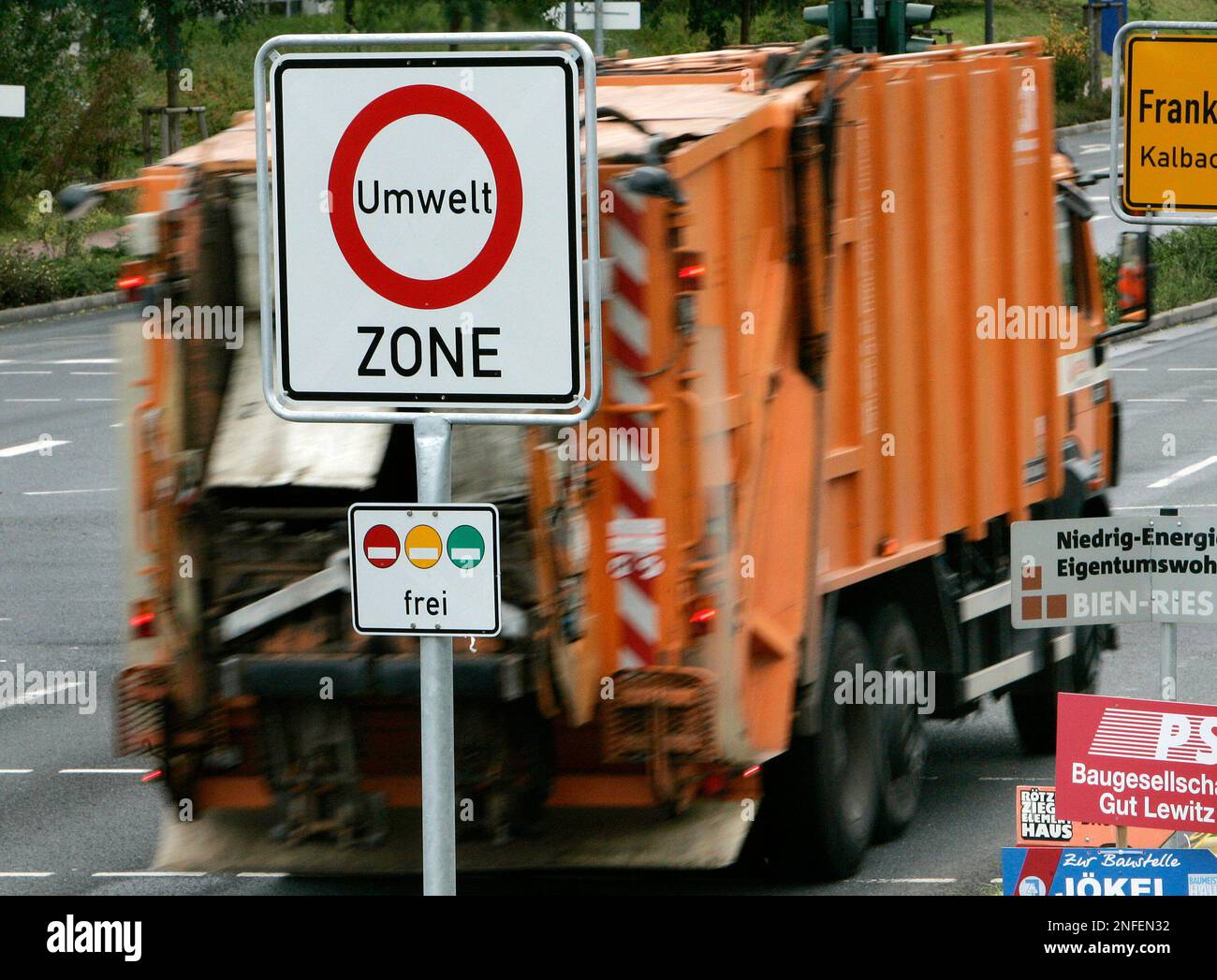 Ein Schild am Ortseingang von Frankfurt am Main weist seit Mittwoch, 1
