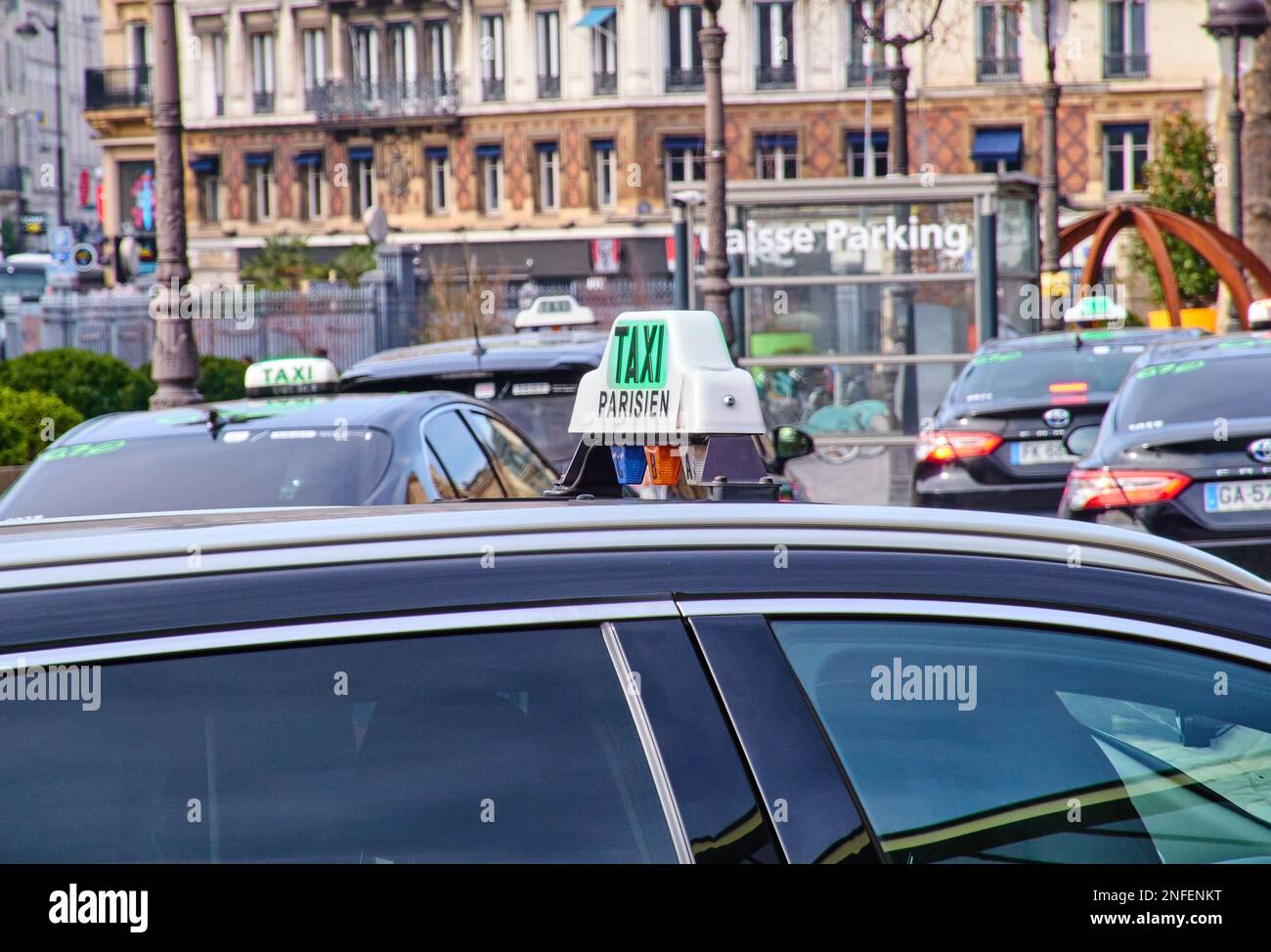 Paris. France, 16/02/2023, taxis à la Gare de l’est, la gare de Paris où les TGV / TRAINS à grande vitesse ICE arrivent le 16 février 2022 à Paris. © Peter Schatz / Alamy Live News Banque D'Images