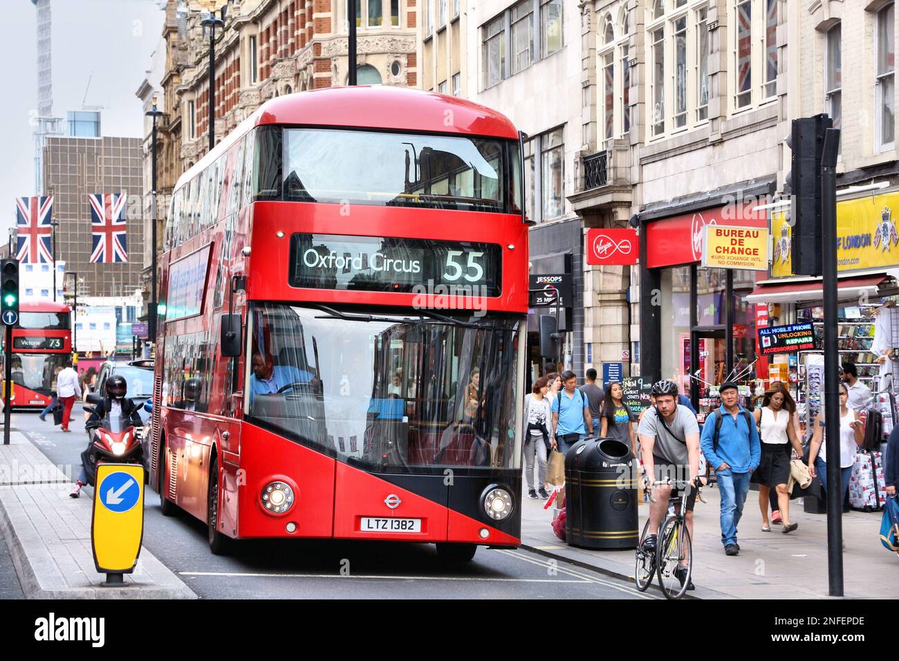 LONDRES, Royaume-Uni - 6 JUILLET 2016 : les gens font le trajet du bus New Routemaster à Oxford Street, Londres. Le bus hybride diesel-électrique est une nouvelle version moderne de l'emblématique Banque D'Images