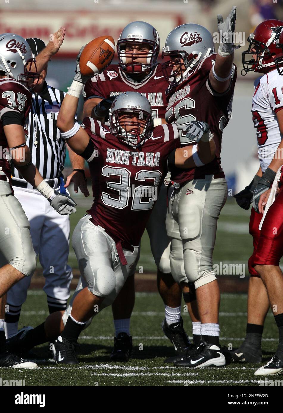 University of Montana Grizzlies vs. Central Washington University college football at Washington-Grizzly Stadium in Missoula Montana. Final Score Grizzlies over Wildcats 38-35. UM Alex Shaw recovers fumble in third and celebrates.University of Montana Grizzlies vs. Central Washington University college football at Washington-Grizzly Stadium in Missoula Montana. Final Score Grizzlies over Wildcats 38-35. Banque D'Images