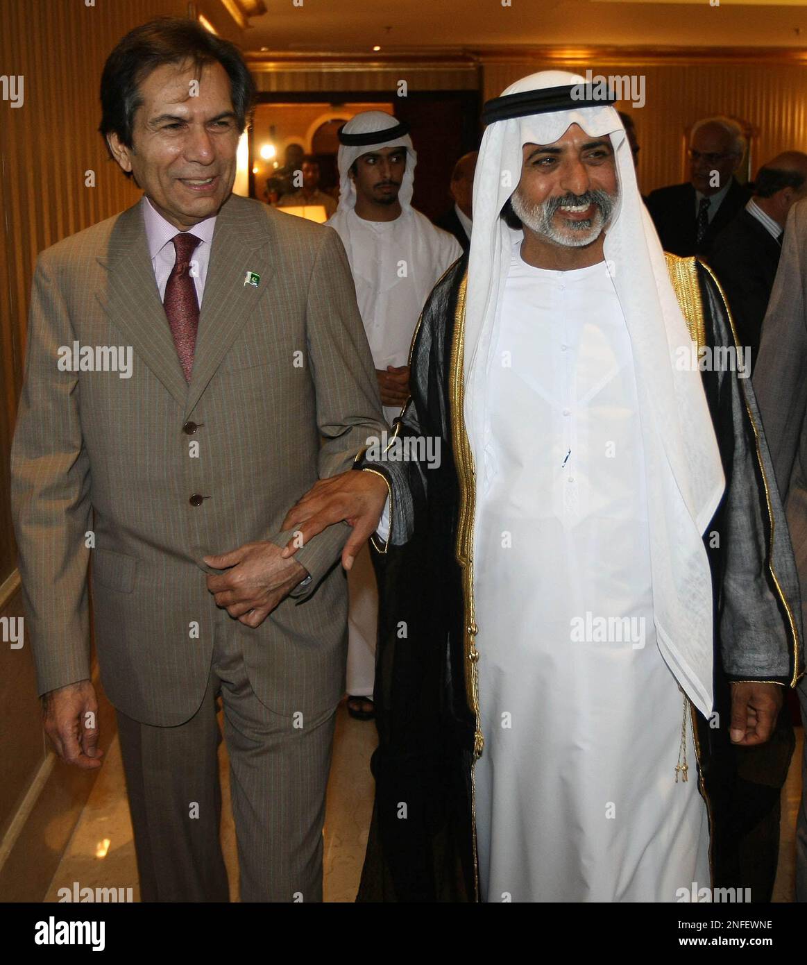 Image ©sous licence de Parsons Media. 23/07/2008. Abu Dhabi, Émirats arabes Unis. Ambassadeur du Pakistan aux Émirats arabes Unis H.E Ahsan Ullah Khan. Ambassadeur du Pakistan aux Émirats arabes Unis H.E Ahsan Ullah Khan avec H.H. Sheikh Nahyan et Bin Mubarak Al Nahyan ministre de l'enseignement supérieur des eau aux ambassadeurs quittant la fête à l'hôtel Hilton. Photo par Andrew Parsons / Parsons Media Banque D'Images