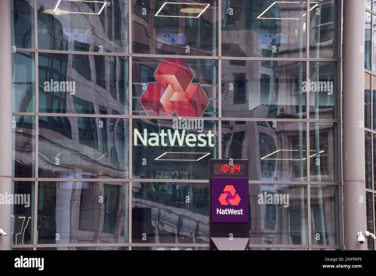 Londres, Royaume-Uni. 17th février 2023. Vue extérieure du siège social de NatWest à Bishopsgate. NatWest a rapporté le plus grand bénéfice depuis 2007 avec le PDG Alison Rose aurait reçu 5,2m livres sterling en 2022. Credit: Vuk Valcic/Alamy Live News Banque D'Images