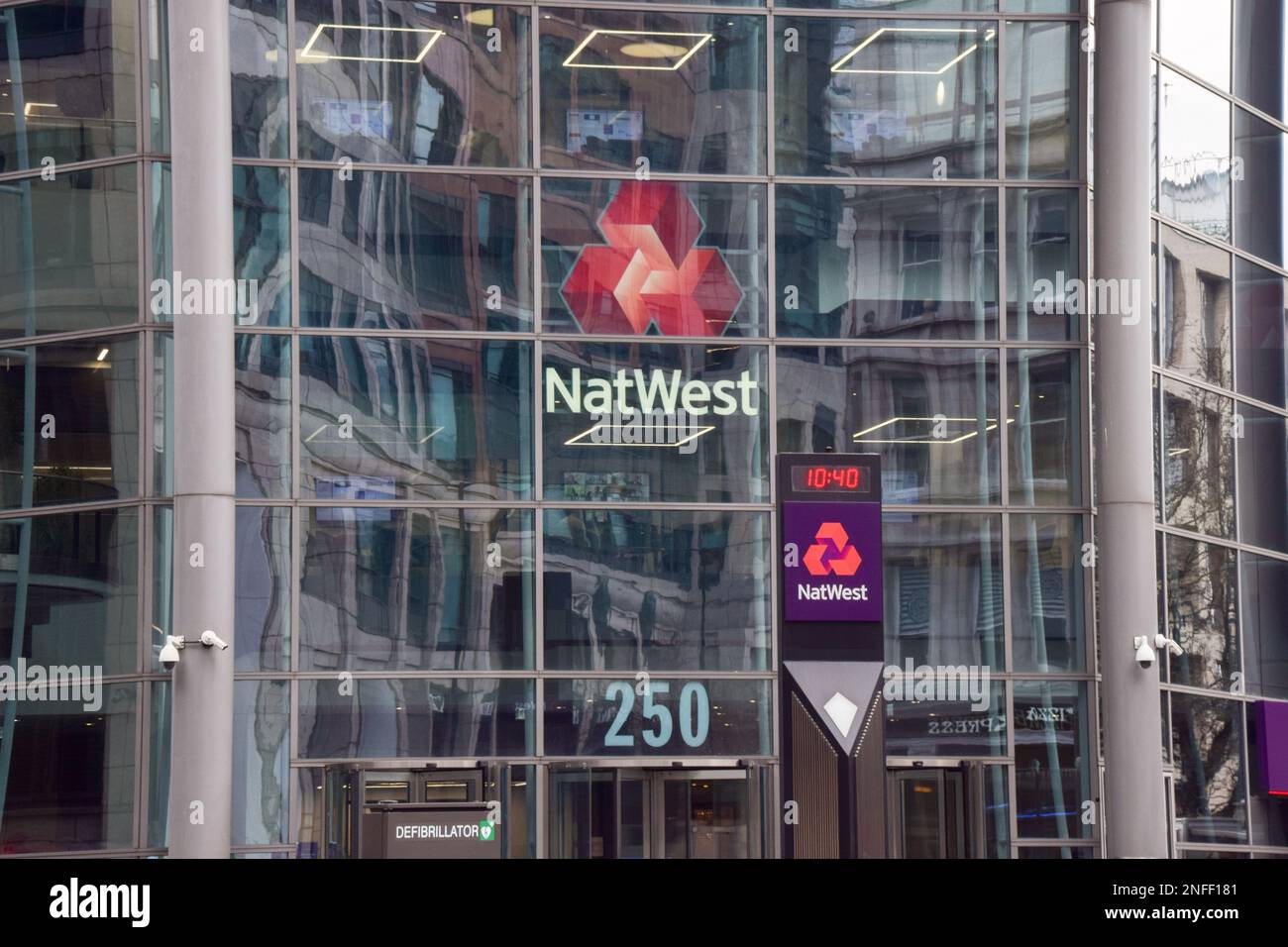 Londres, Royaume-Uni. 17th février 2023. Vue extérieure du siège social de NatWest à Bishopsgate. NatWest a rapporté le plus grand bénéfice depuis 2007 avec le PDG Alison Rose aurait reçu 5,2m livres sterling en 2022. Credit: Vuk Valcic/Alamy Live News Banque D'Images