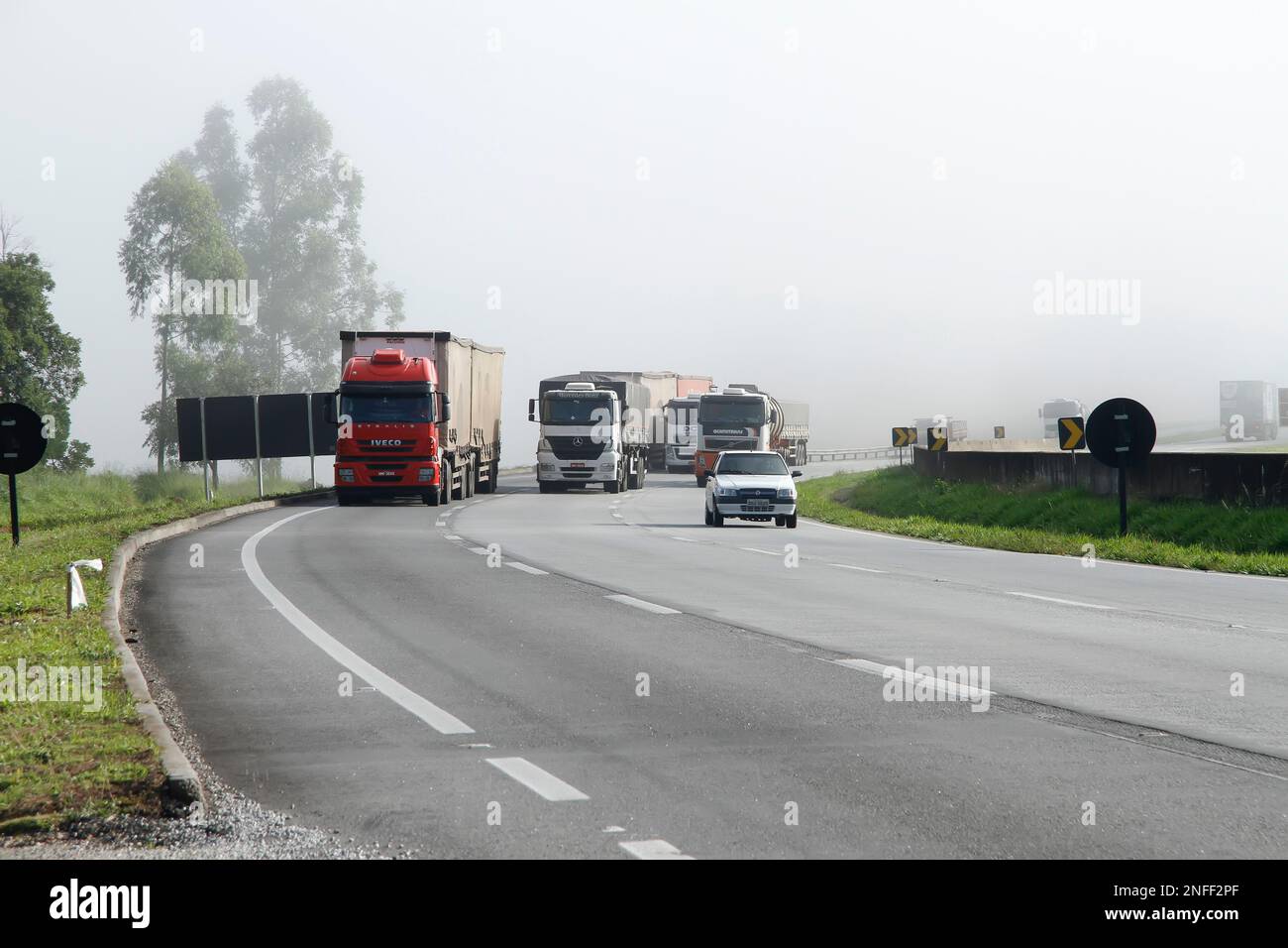 Minas Gerais, Brésil - 27 février 2015 : circulation et manutention de camions de transport sur l'autoroute Fernao Dias, BR 381 Banque D'Images