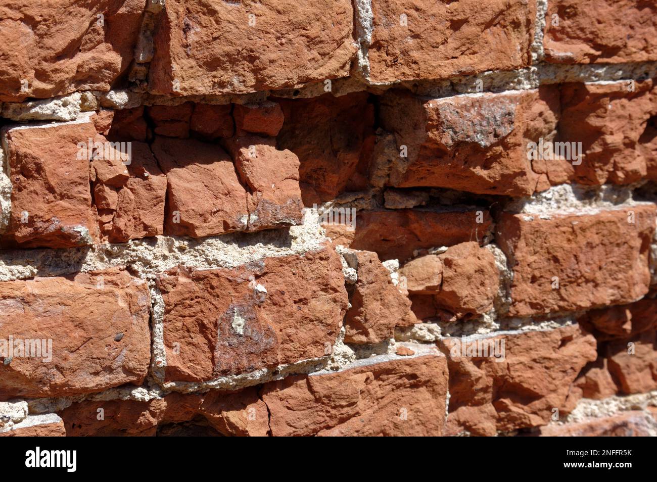 Le vieux mur de briques de la liaison anglaise a posé en mauvais état, érodé. Banque D'Images