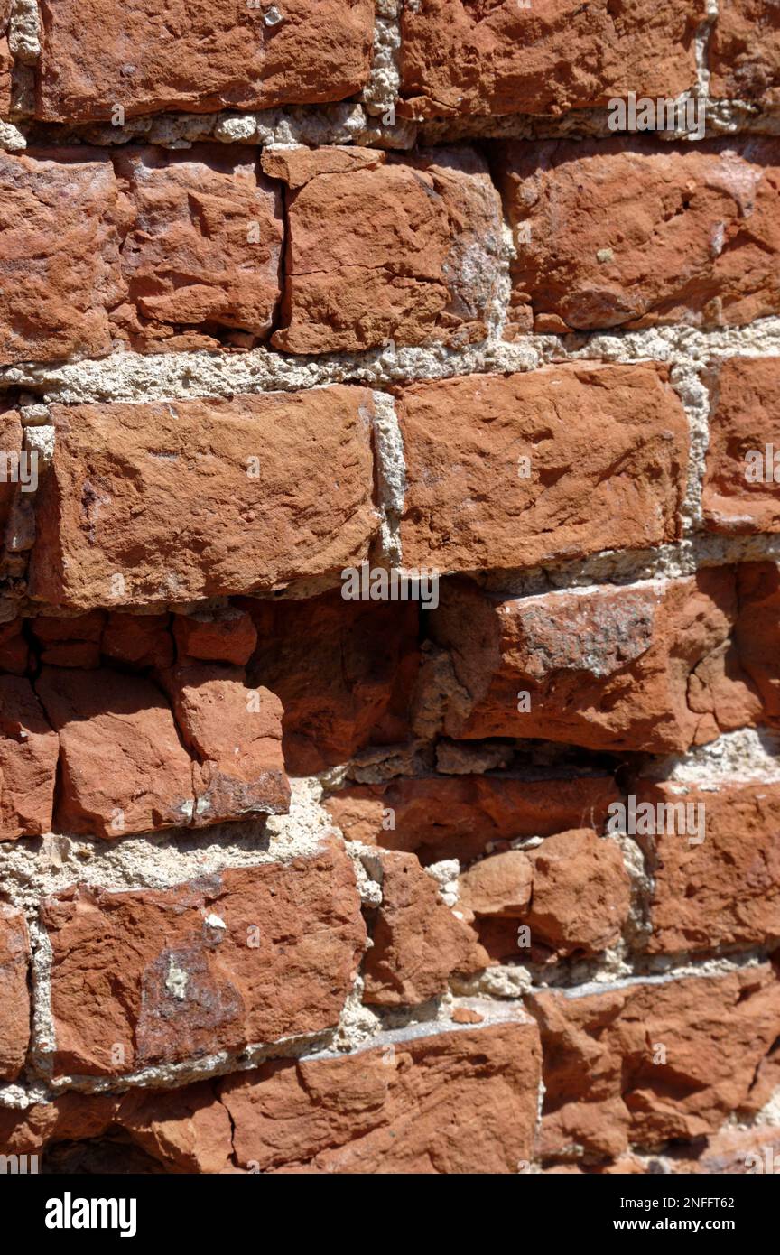 Le vieux mur de briques de la liaison anglaise a posé en mauvais état, érodé. Banque D'Images