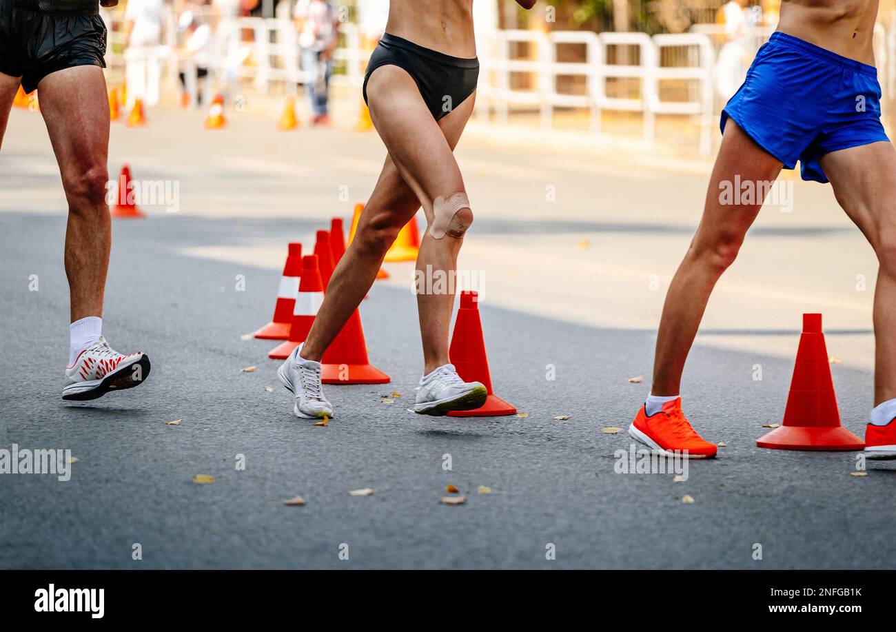 athlètes de groupe, hommes et femmes, de course à la course Banque D'Images