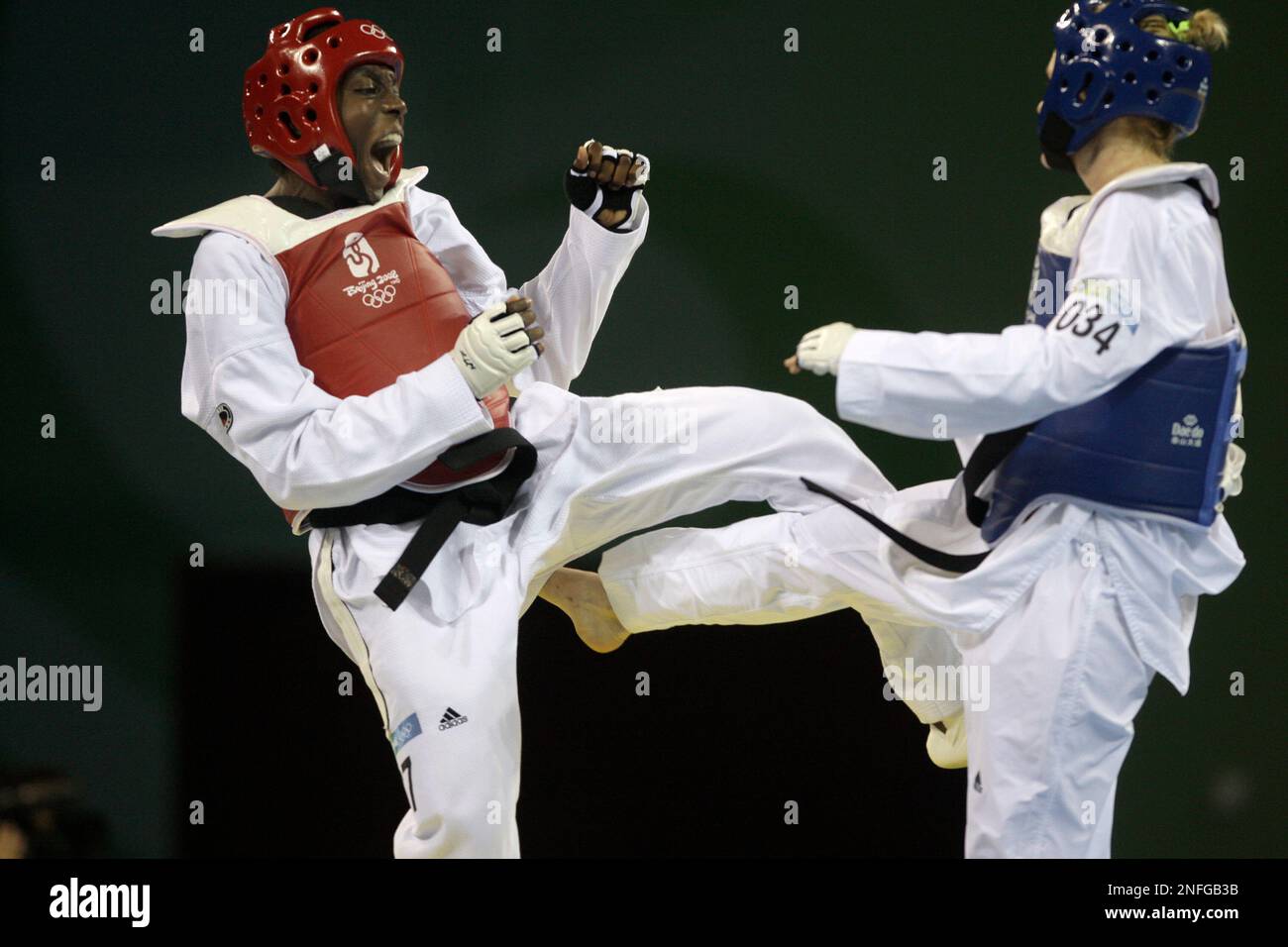 France's Gwladys Patience Epangue, left, fights Australia's Tina Morgan in a bronze medal match for the women's taekwondo -67 kilogram class at the Beijing 2008 Olympics in Beijing, Friday, Aug. 22, 2008. (AP Photo/David Guttenfelder) Banque D'Images