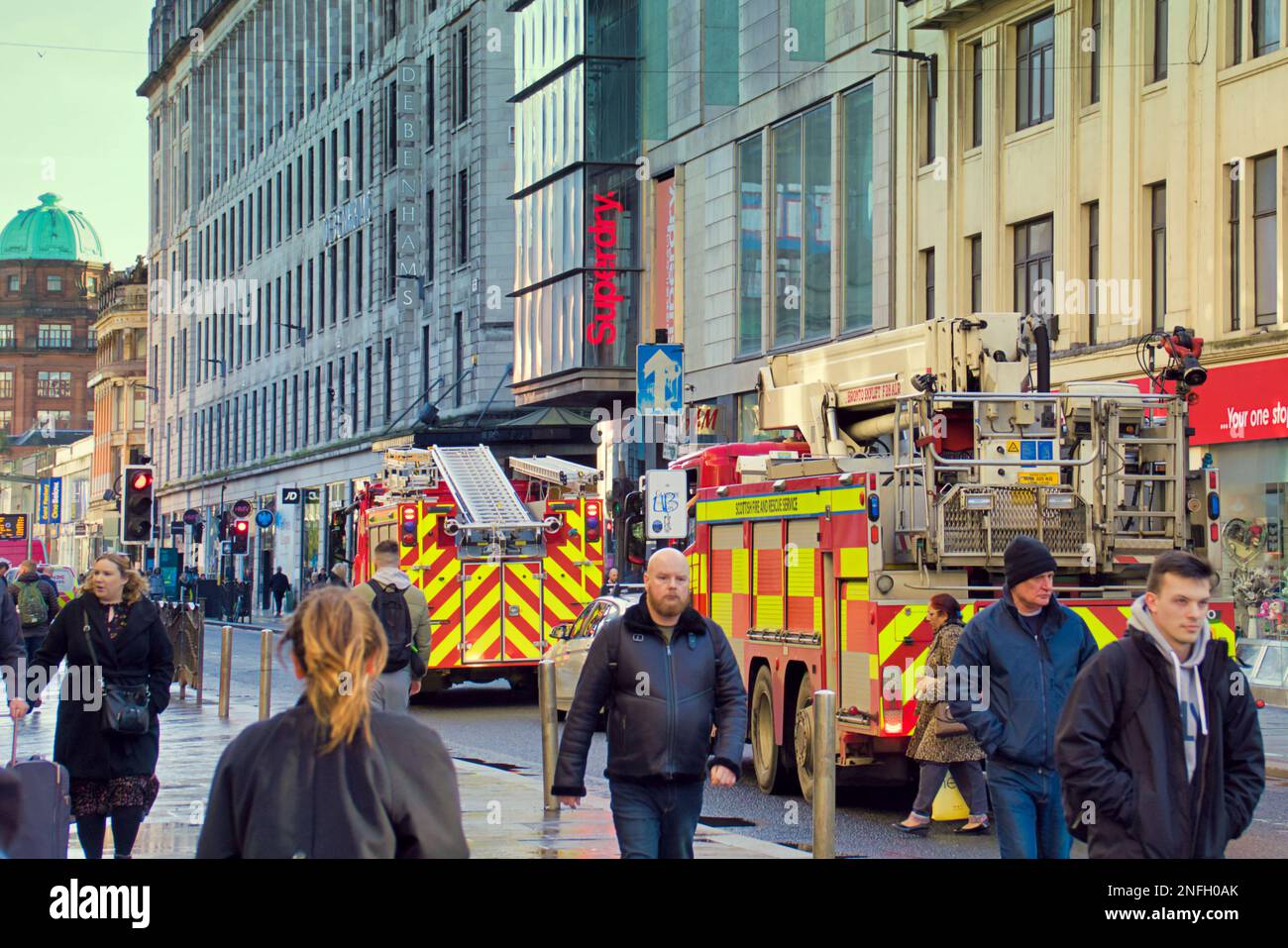 Glasgow, Écosse, Royaume-Uni 17th février 2023. Les magasins se sont évacués sur le style Mile alors que les moteurs d'incendie descendaient sur la rue Buchanan dans le centre-ville. Un dégagement de poussière dans le bâtiment a provoqué une panique, car les travaux de rénovation ont entraîné l'évacuation des magasins adjacents alors que le personnel et les clients se réunissaient à l'extérieur. Le centre-ville a été harcelé par le bruit des moteurs d'incendie avec deux séjours et les arrivées plus tard passant par comme la cause a été découverte et relayée. Crédit Gerard Ferry/Alay Live News Banque D'Images