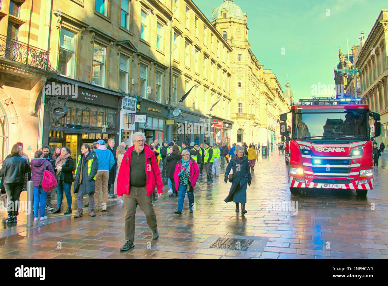 Glasgow, Écosse, Royaume-Uni 17th février 2023. Les magasins se sont évacués sur le style Mile alors que les moteurs d'incendie descendaient sur la rue Buchanan dans le centre-ville. Un dégagement de poussière dans le bâtiment a provoqué une panique, car les travaux de rénovation ont entraîné l'évacuation des magasins adjacents alors que le personnel et les clients se réunissaient à l'extérieur. Le centre-ville a été harcelé par le bruit des moteurs d'incendie avec deux séjours et les arrivées plus tard passant par comme la cause a été découverte et relayée. Crédit Gerard Ferry/Alay Live News Banque D'Images