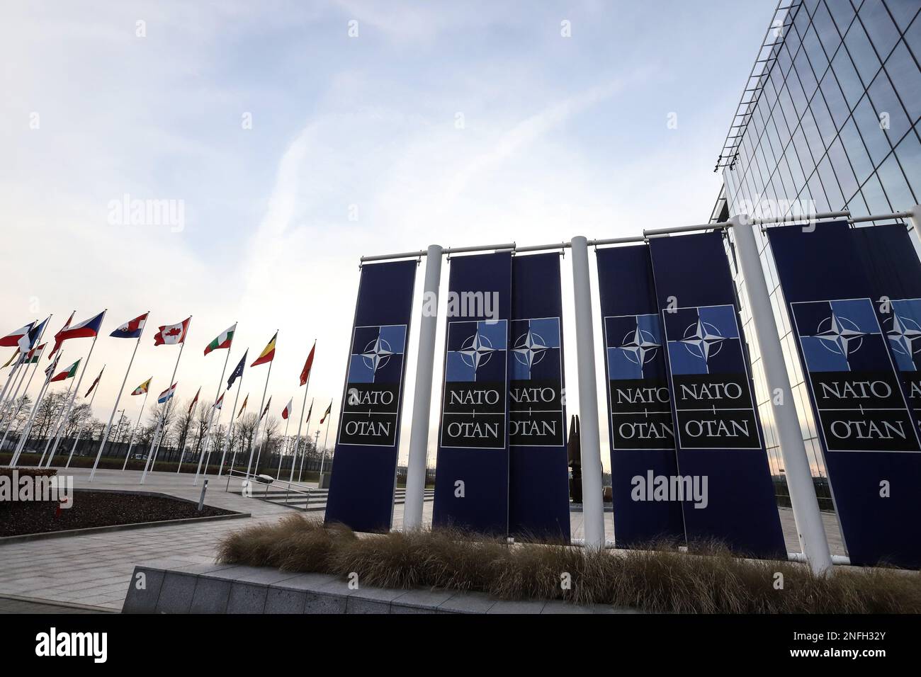 Bruxelles, région de Bruxelles-capitale, Belgique. 15th févr. 2023. Des banderoles portant le logo de l'OTAN sont visibles le jour d'une réunion des ministres de la Défense de l'OTAN au siège de l'OTAN à Bruxelles, Belgique, 15 février 2023. (Credit image: © Valeria Mongelli/ZUMA Press Wire) USAGE ÉDITORIAL SEULEMENT! Non destiné À un usage commercial ! Banque D'Images