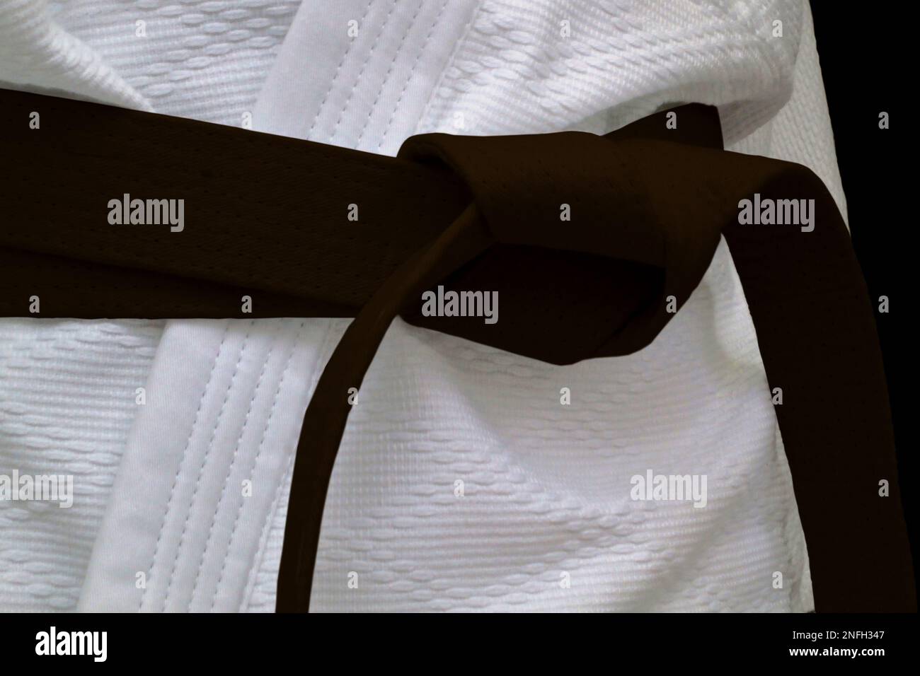 Gros plan sur une ceinture marron attachée autour d'un kimono. Banque D'Images