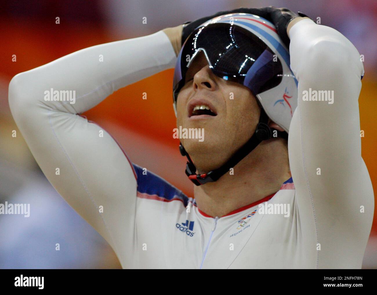 Britain's Chris Hoy reacts after winning the gold medal of the Track Cycling Men's Keirin, at the Beijing 2008 Olympics in Beijing, Saturday, Aug. 16, 2008. (AP Photo/Christophe Ena) Banque D'Images