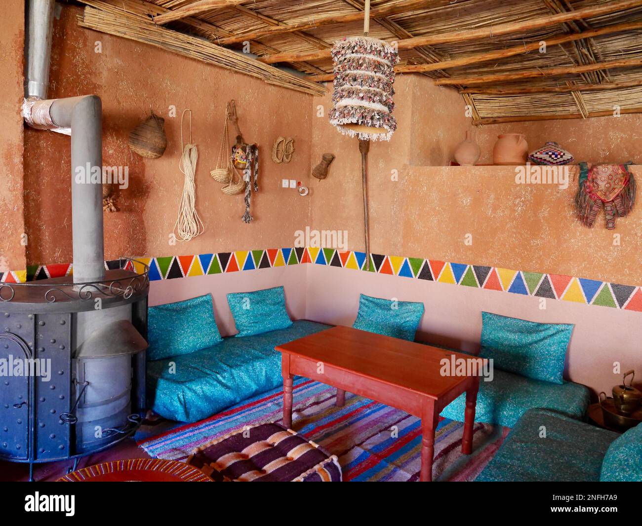 Décoration intérieure traditionnelle d'un salon marocain dans une maison  berbère. Montagnes du Haut Atlas, Maroc Photo Stock - Alamy
