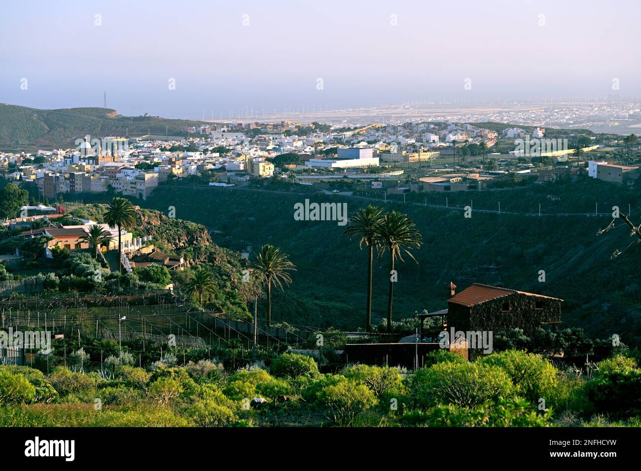 Surplombant les villes d'El Sequero et d'Ingenio dans les contreforts et en bas de la côte et de la mer à distance, Gran Canaria Banque D'Images