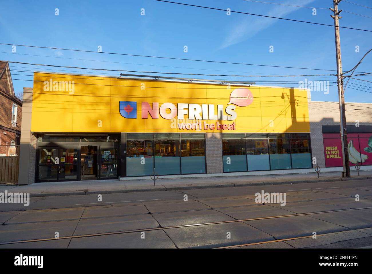 Toronto, Ontario, Canada-, 8 février 2023 : l'extérieur de l'épicerie pas de friteuses. Banque D'Images