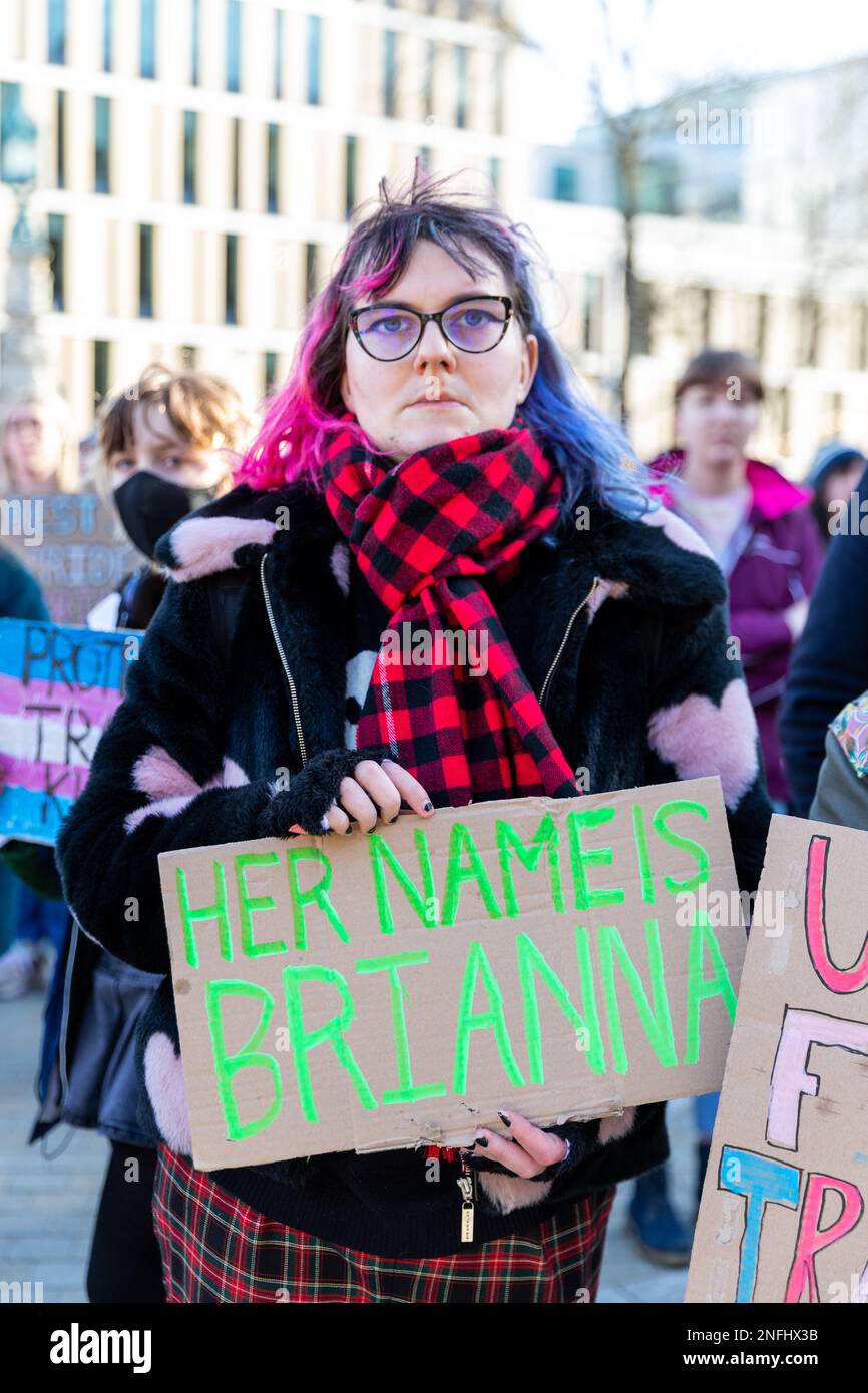 Une veillée a eu lieu sur la place Bristo, à Édimbourg, pour Brianna Ghey, une adolescente trans assassinée à Warrington, sur 11 février. Les orateurs ont parlé des abus auxquels ils sont confrontés en tant que membres de la communauté trans et de la progression rapide de la transphobie. Banque D'Images