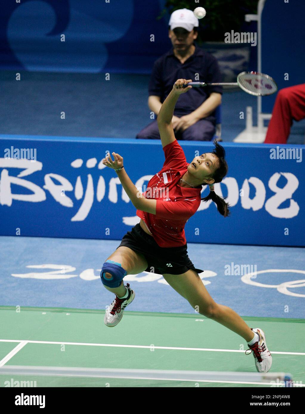 Indonesia's Maria Kristin Yulianti returns the shuttlecock against Tine Rasmussen of Denmark during their women's badminton singles match at the Beijing 2008 Olympics in Beijing, Monday, Aug. 11, 2008. (AP Photo/Bullit Marquez) Banque D'Images