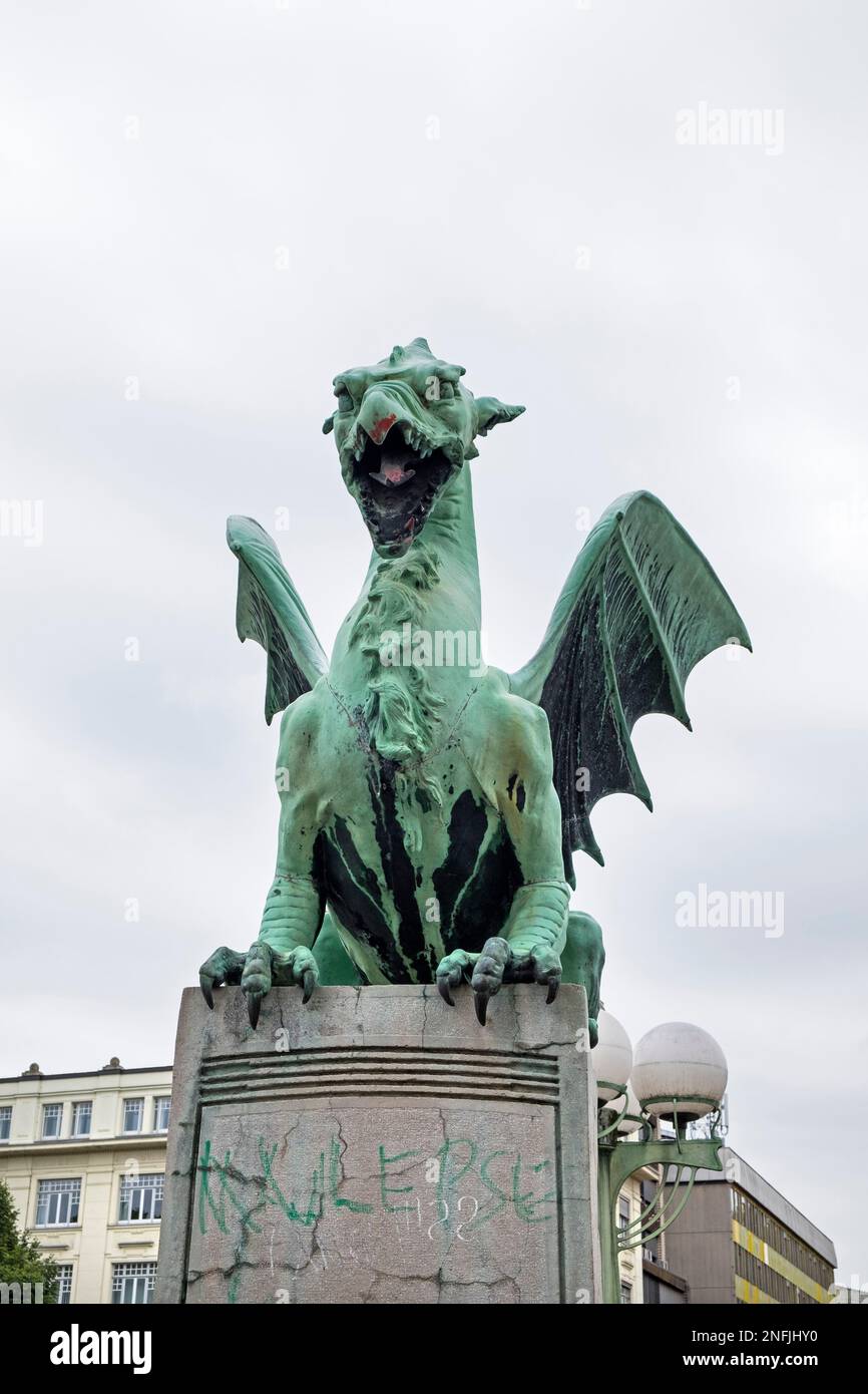 Slovénie. Ljubljana. Pont Dragon. Statue du dragon sur le pont du Dragon Zmajski Banque D'Images