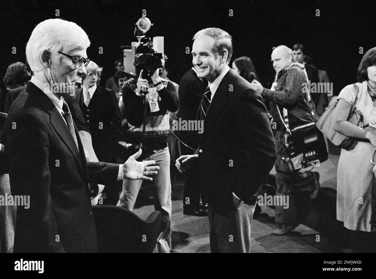 John Anderson, Ill., jokes with Iowa Gov. Robert Ray after Saturday nights GOP Presidential Candidate Forum at the Civic Centre in Des Moines, Jan. 7, 1980. Anderson, looking for Republican support in Iowa before the state's January 21 caucaus, was one of six hopefuls to take part in the debate. (AP Photo) Banque D'Images