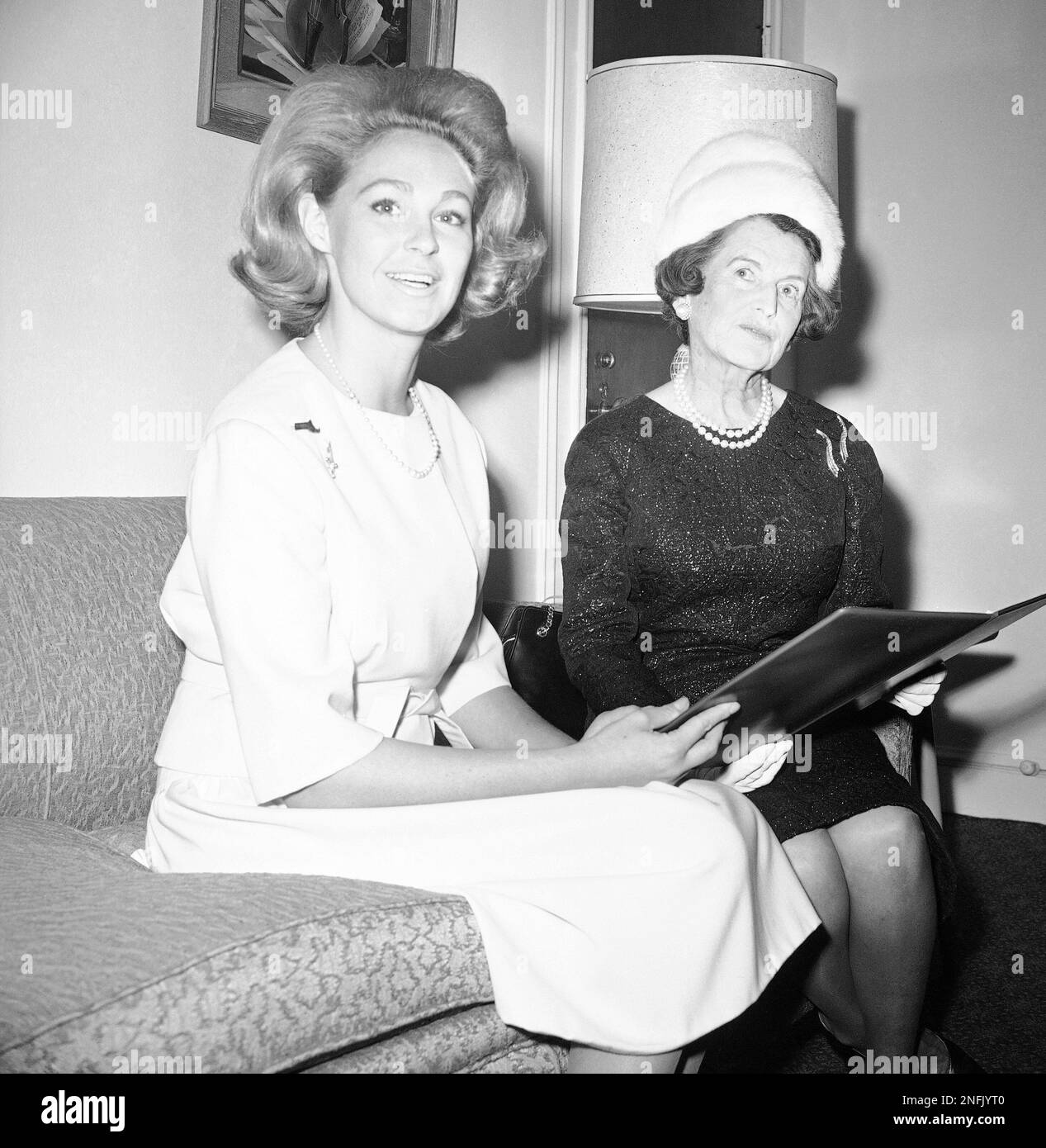 Mrs. Joan Kennedy, left, wife of Sen. Edward M. Kennedy with her mother-in-law Mrs. Rose Kennedy at a rally Oct. 25, 1964 in a Boston hotel for the senator. Joan and Mrs. Rose Kennedy have been campaigning around the Bay state carrying on campaigning for Sen. Kennedy who is confined with a broken back at the New England Baptist Hospital. The senator suffered the injury in a plane crash last June 19. (AP Photo) Banque D'Images