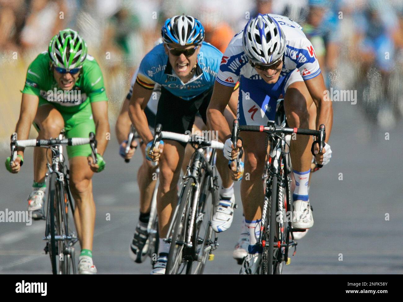 Gert Steegmans of Belgium, right, sprints towards the finish line ahead of Oscar Freire of Spain, wearing the best sprinter's green jersey, left, and Gerald Ciolek of Germany, center, to win the 21st stage of the Tour de France cycling race between Etampes and Paris, France, Sunday July 27, 2008. (AP Photo/Laurent Rebours) Banque D'Images