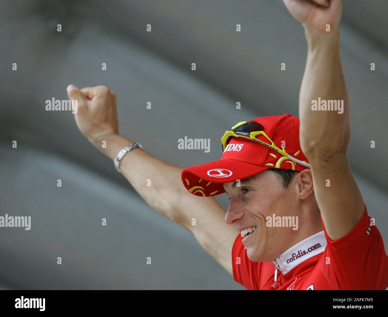 Stage winner Sylvain Chavanel of France reacts on the podium after the 19th stage of the Tour de France cycling race between Roanne and Montlucon, central France, Friday July 25, 2008. (AP Photo/Laurent Rebours) Banque D'Images