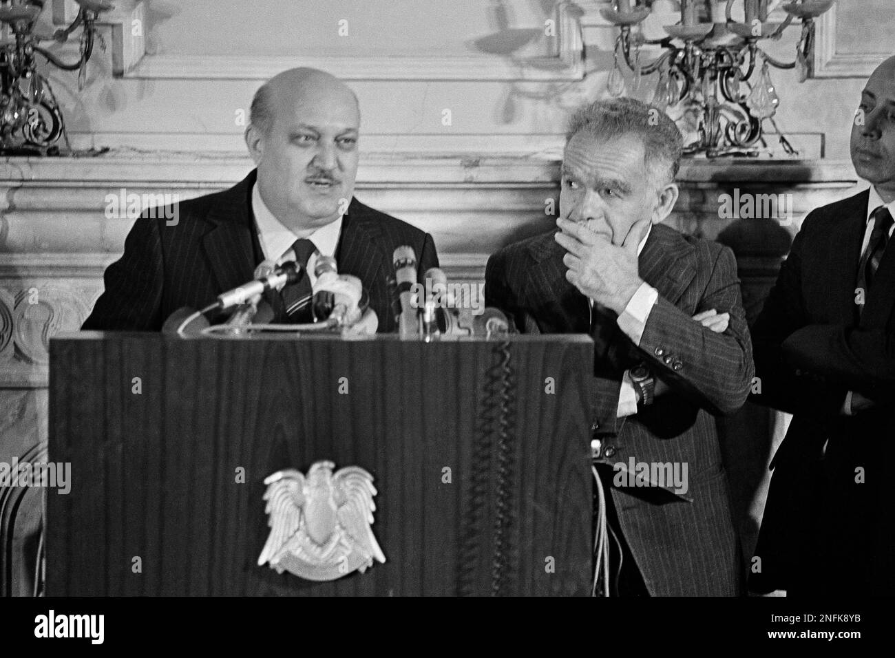 Israeli Foreign Minister Yitzhak Shamir, right, looks on as Egyptian Foreign Minister Kamal Hassan Ali answers reporter's questions during their joint news conference, Feb. 25, 1982 in Cairo, Egypt. Ali and Shamir spoke to reporters, after concluding their talks on the last Israeli withdrawal from Sinai and other topics. Shamir held two days of talks with Egyptian officials. (AP Photo/Bill Foley) Banque D'Images