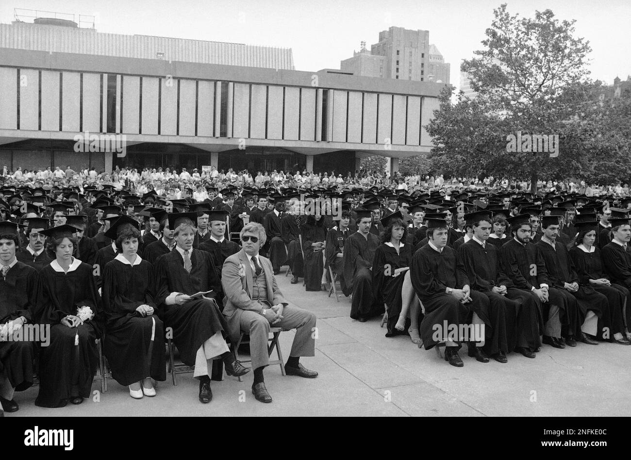 A member of the Secret Service Security team assigned to Sen. Edward M. Kennedy stands out like the proverbial score thumb as he sits among the black-robed graduating class of Rutgers University at the schools' Newark, N.J. campus during commencement ceremonies on Sunday May 25, 1980. Kennedy warned the students of economic strife threatening to divide the nation. (AP Photo/ Robert Karp) Banque D'Images