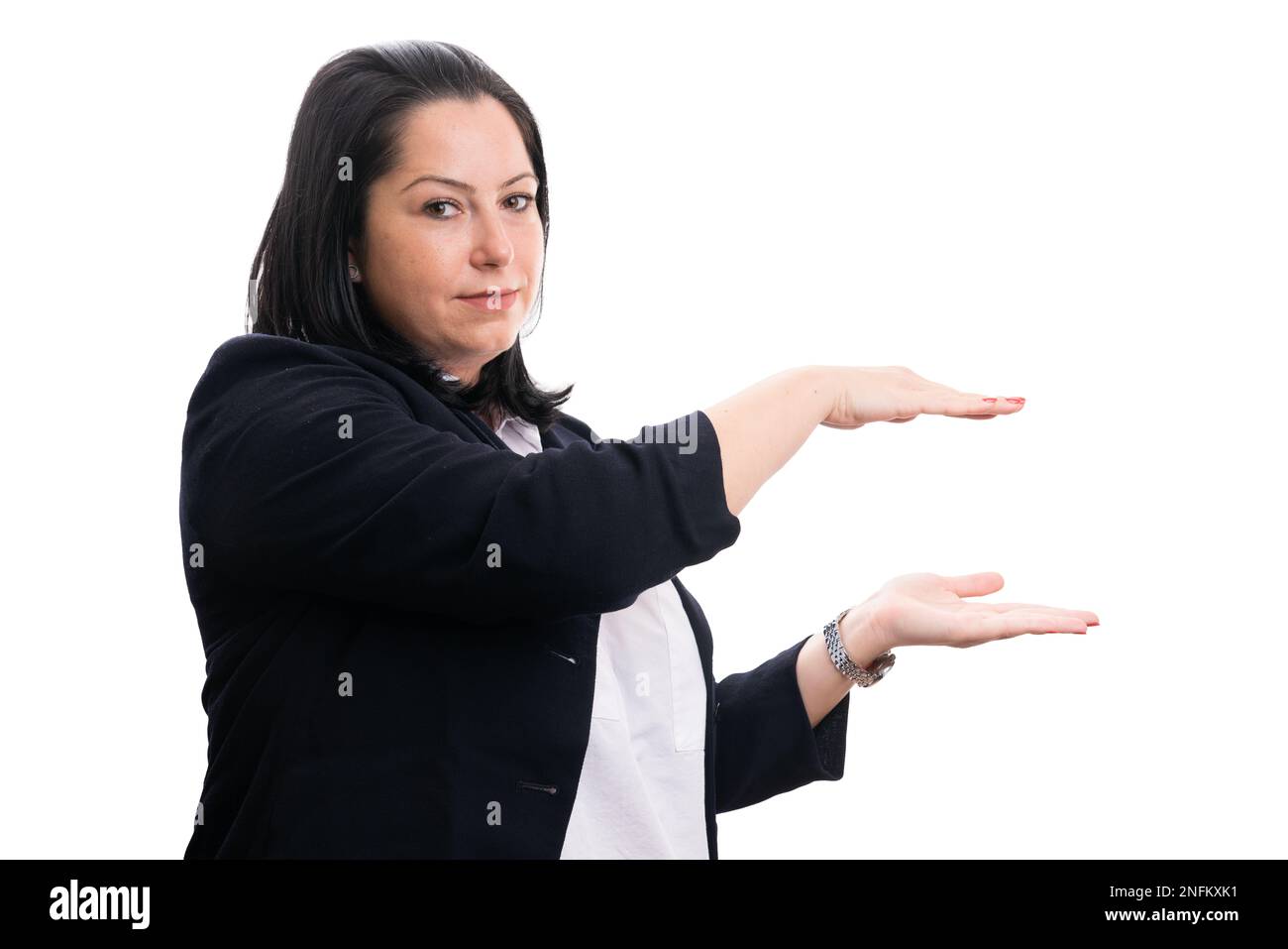 Femme d'affaires adulte portant un costume classique et une chemise blanche présentant un espace d'imitation vierge entre les paumes pour les petits objets comme concept d'entreprise isolé sur stu Banque D'Images