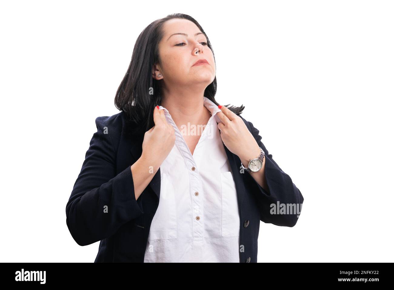 Femme adulte entrepreneur modèle se préparant à la direction d'affaires en organisant collier de chemise blanche comme concept d'entreprise isolé sur fond de studio Banque D'Images