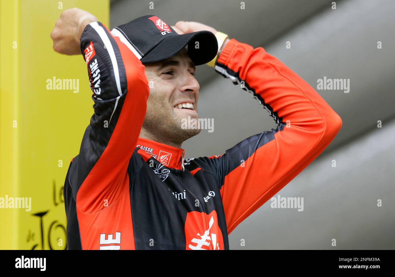 Alejandro Valverde of Spain reacts on the podium after winning the first stage between Brest and Plumelec and taking the yellow jersey of the overall leader of the Tour de France cycling race in Plumelec, western France, Saturday July 5, 2008. (AP Photo/Laurent Rebours) Banque D'Images