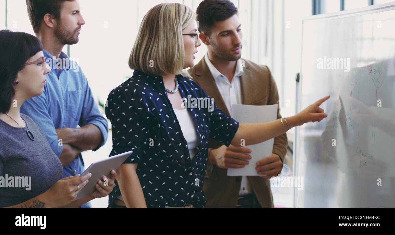 Présentation, travail d'équipe et planification avec une femme ...