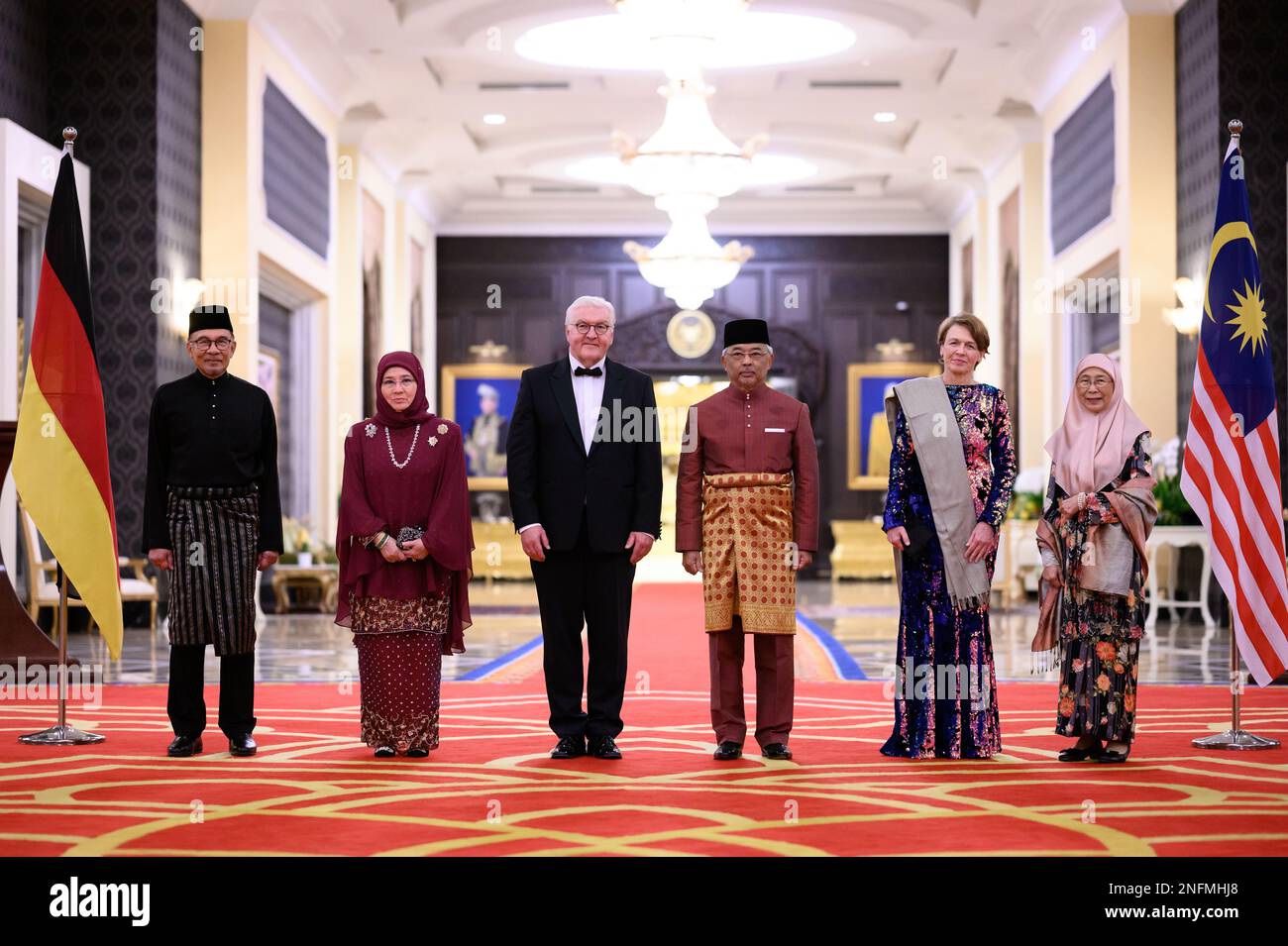 17 février 2023, Malaisie, Kuala Lumpur: Le président allemand Frank-Walter Steinmeier (3rd de gauche) et son épouse Elke Büdenbender (2nd de droite). Stand avec le sultan Abdullah RI'ayatuddin Al-Mustafa Billah Shah, roi de Malaisie, et son épouse, la reine Tunku Azizah Aminah Maimunah Iskandariah, et Anwar Ibrahim (l), Premier ministre de Malaisie, Et sa femme WAN Azizah WAN Ismail (r) parmi les drapeaux avant un banquet d'État organisé par le couple royal au Palais Royal. Le président allemand Frank-Walter Steinmeier et son épouse Elke Büdenbender rejoignent le sultan Abdullah Sultan Ahmad Shah (2nd de droite), roi de Banque D'Images