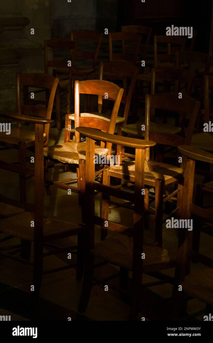Rush chaises assises illuminées par le soleil dans l'Eglise, Eglise Saint Paul Saint Louis, Marias, Paris France Banque D'Images
