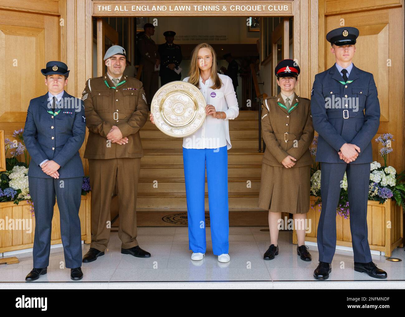 Elena Rybakina pose avec son trophée Champions, le plat venus Rosewater, après avoir remporté la finale de tennis féminin des championnats 2022. Banque D'Images