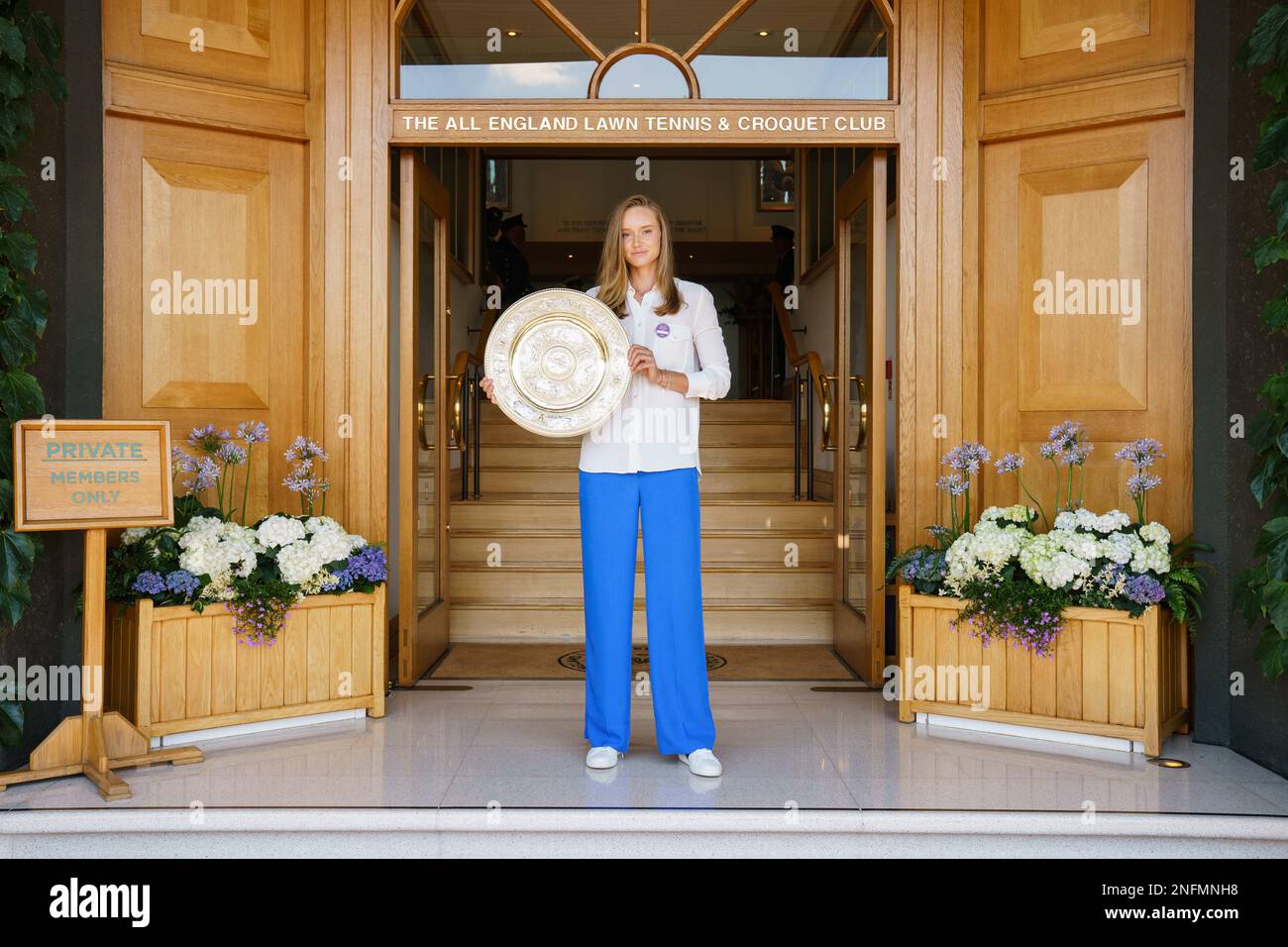 Elena Rybakina pose avec son trophée Champions, le plat venus Rosewater, après avoir remporté la finale de tennis féminin des championnats 2022. Banque D'Images