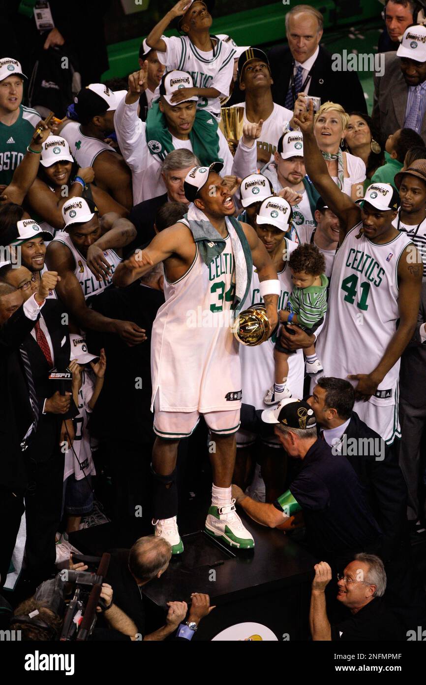 Boston Celtics forward Paul Pierce shouts as he holds the MVP trophy as the Boston Celtics celebrate their 131-92 win over the Los Angeles Lakers to win the NBA basketball Championship in Boston, Tuesday, June 17, 2008. (AP Photo/Charles Krupa) Banque D'Images