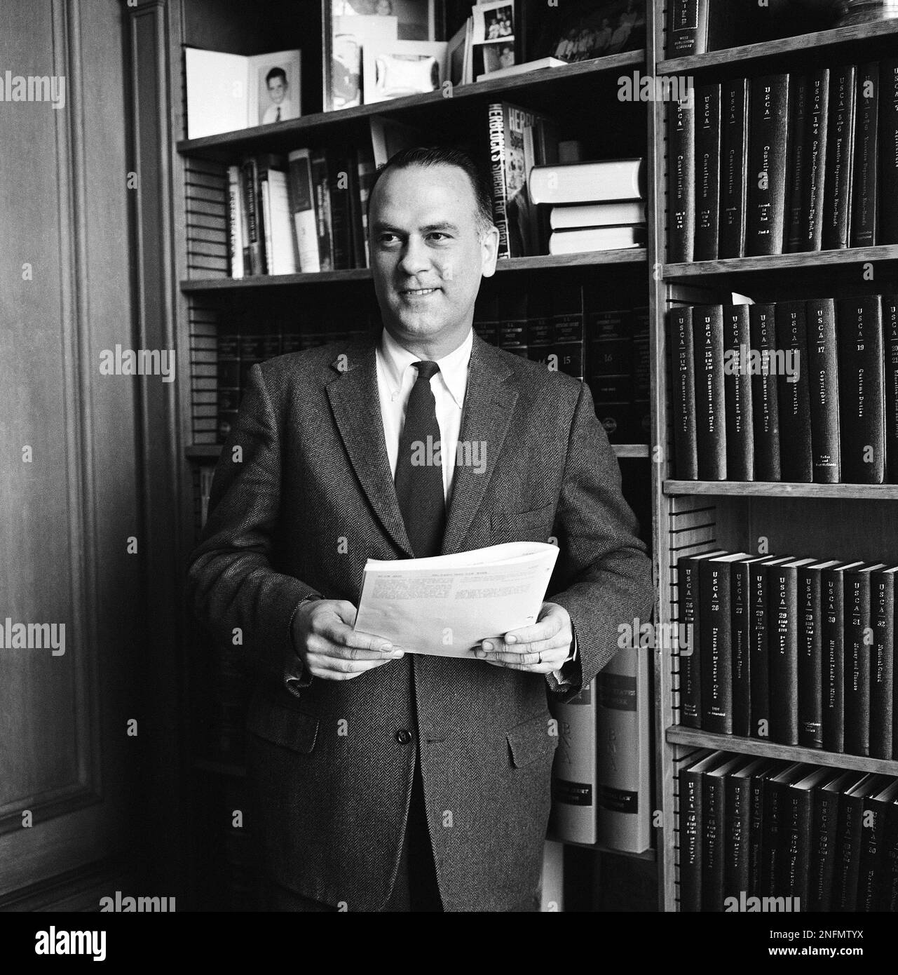 Associate Justice Potter Stewart, poses in his office on May 5, 1959 at the Supreme Court after the Senate approved, 70-17, his nomination for the high court bench. Stewart, 44, is a Republican. He has been serving on the court since last October under a recess appointment. (AP Photo/Henry L Griffin) Banque D'Images
