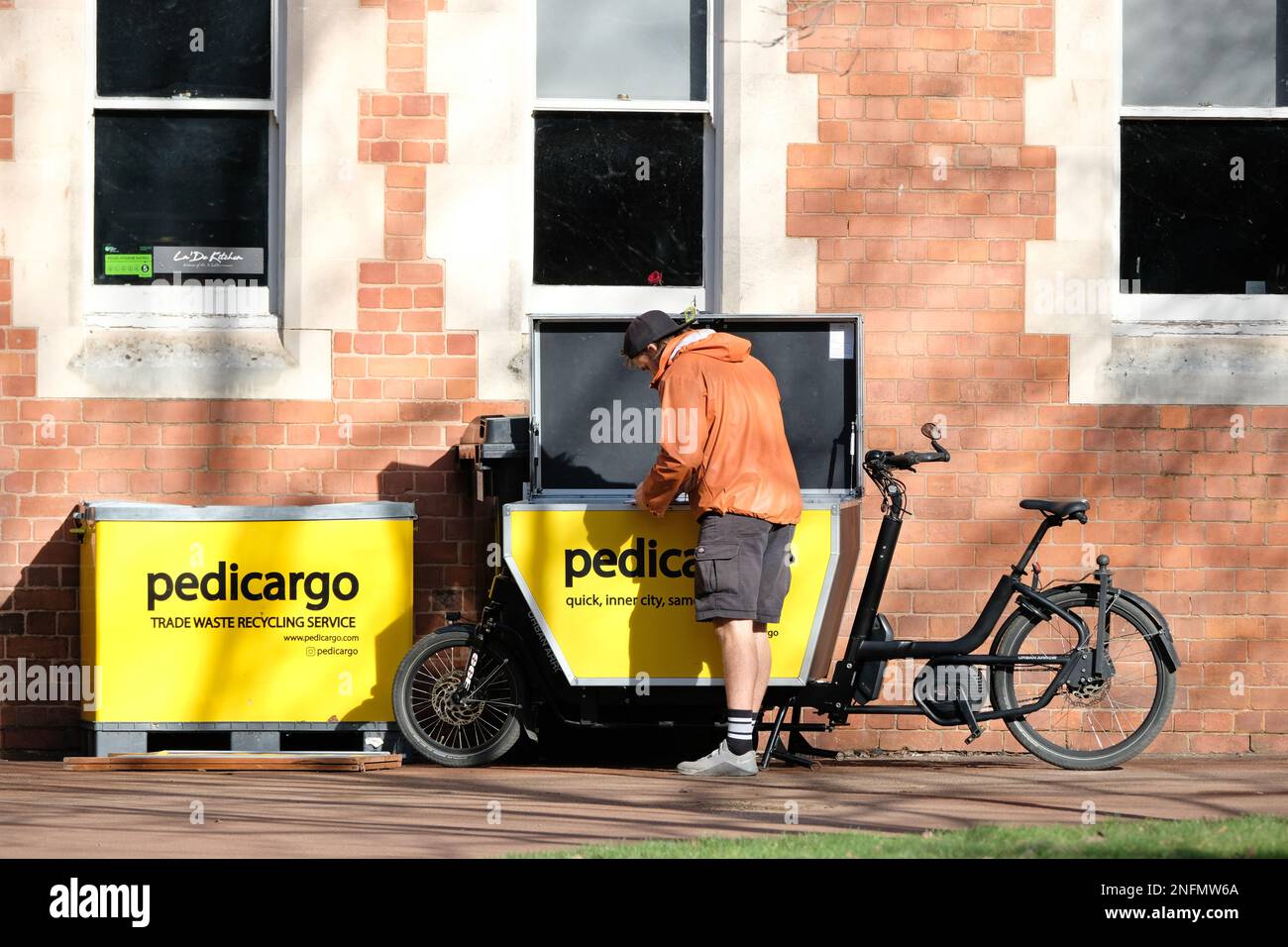 Pedicargo exploite une flotte de vélos tout-cargo autour de Hereford au Royaume-Uni pour les livraisons des entreprises locales et le recyclage des déchets vu février 2023 Banque D'Images
