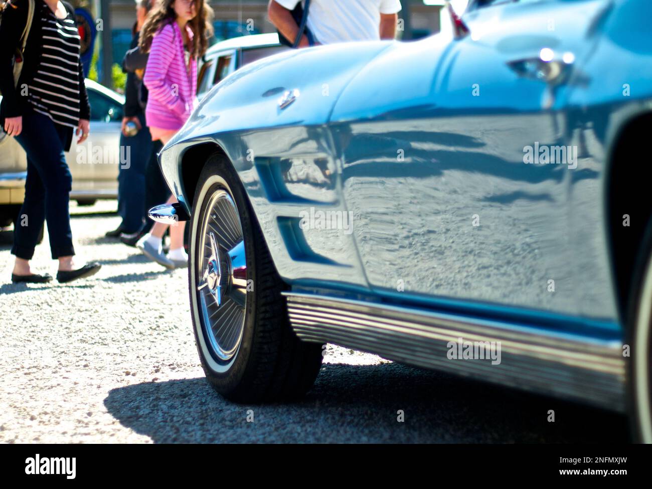 Corvette Stingray de Chevrolet photo de côté avec la foule en arrière-plan Banque D'Images