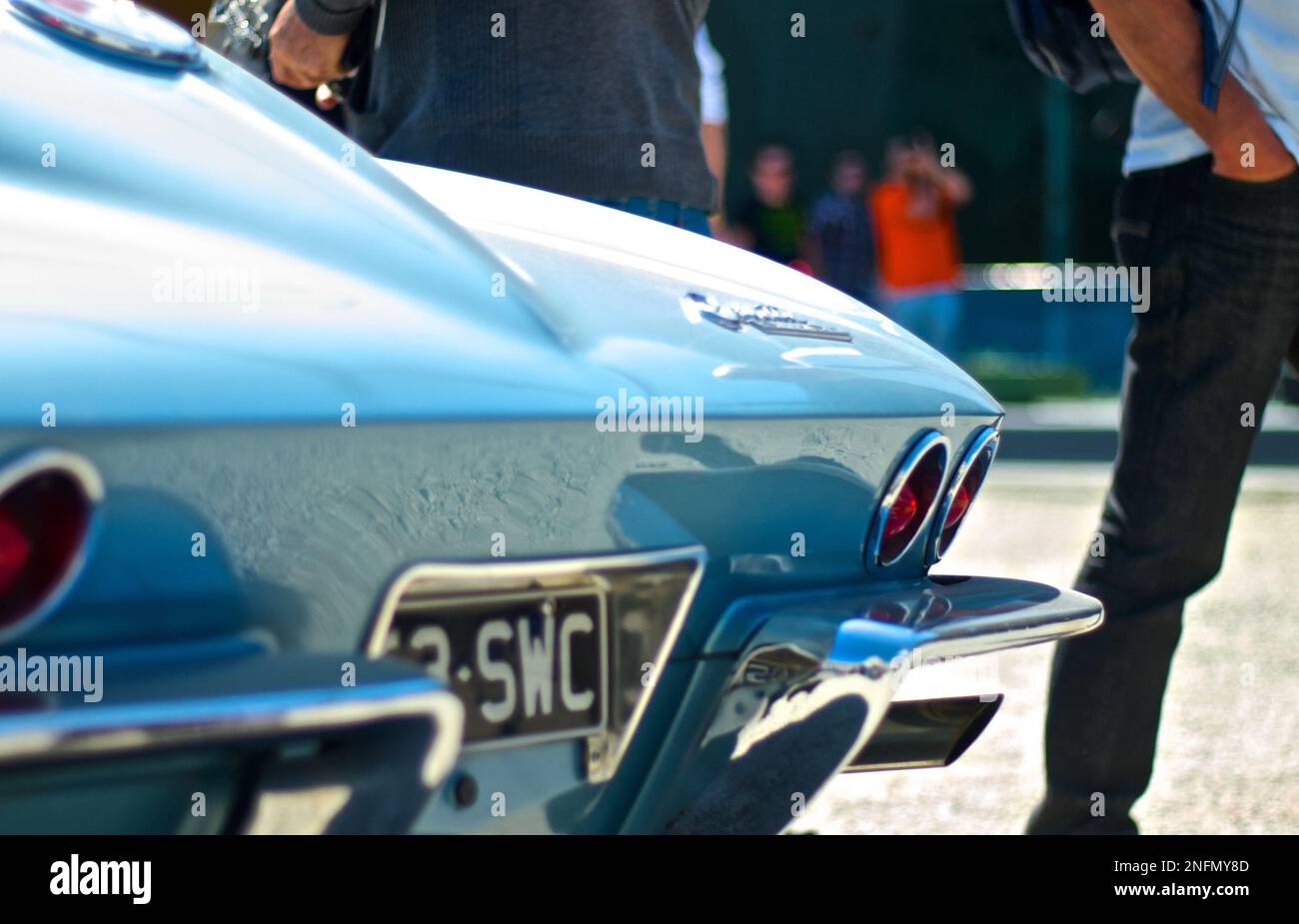 Pare-chocs arrière classique de la Corvette Stingray de Chevrolet photo avec la foule en arrière-plan Banque D'Images