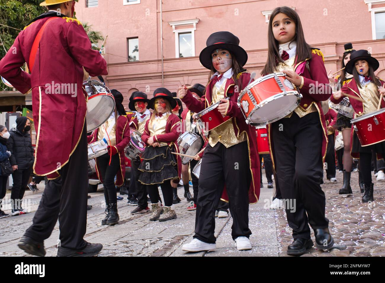 Groupe de carnaval pour le défilé de carnaval 'Rantantira' au rythme de la batterie à Cagliari Banque D'Images