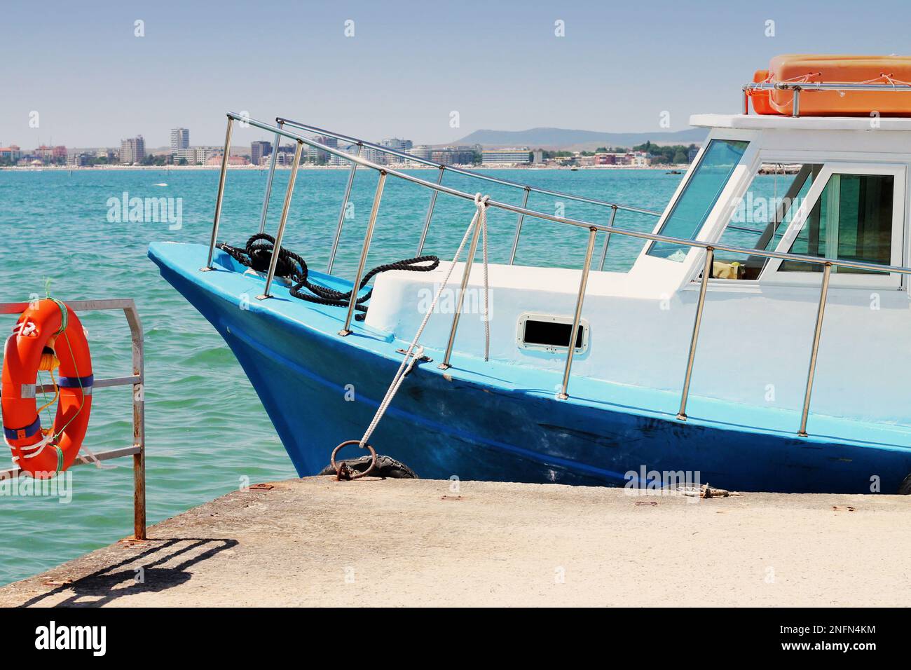 Arrêt de bateau à Sunny Beach en Bulgarie. Plan rapproché du bateau sur le fond de la mer. Banque D'Images