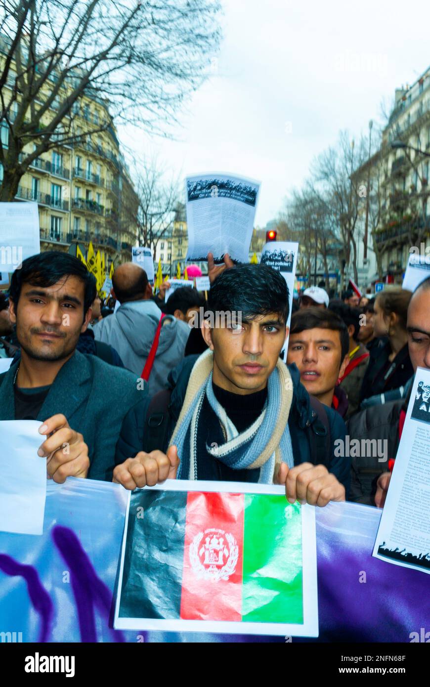 Paris, France, foule hommes, migrants afghans marchant, protestant pour des droits, Holding Flyers et la rue du drapeau afghan, jeunes activistes, solidarité Banque D'Images