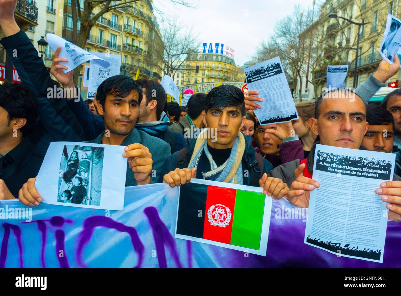 Paris, France, les hommes de foule, les migrants afghans marchent, protestent pour leurs droits, Holding Flyers et afghan Flag Street, activistes jeunes, solidarité, politique internationale Banque D'Images