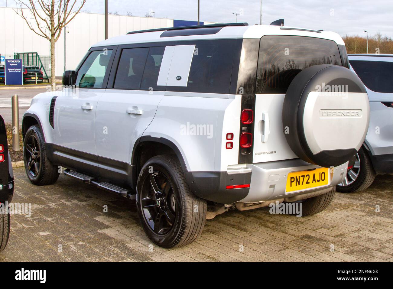 2022 (72) White LAND ROVER DEFENDER se D MHEV AUTO X-DYNAMIC se ; voitures neuves et d'occasion en vente chez les concessionnaires automobiles sur la piste et dans la salle d'exposition Inchcape Land Rover Preston Banque D'Images